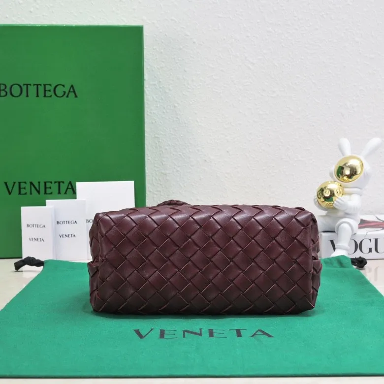 Batch 1860 B's 2023 spring and summer new model continues the brand's woven style with detailed metal knot switch buckles. This time, the shoulder straps are also made into tube weaves, showing different craftsmanship. The carrying method is versatile to create more different looks. Intrecciato woven leather small handbag, equipped with sliding crossbody strap. Internal compartments, including 1 zipper pocket and 2 open pockets with magnetic buckle closure. Size: 19*25*10.5cm, model: 7463#